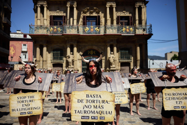 Fotos de la protesta de las organizaciones animalistas PETA y AnimaNaturalis en contra de la tauromaquia.