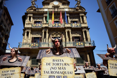 Fotos de la protesta de las organizaciones animalistas PETA y AnimaNaturalis en contra de la tauromaquia.