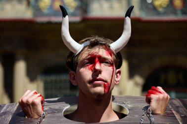 Fotos de la protesta de las organizaciones animalistas PETA y AnimaNaturalis en contra de la tauromaquia.