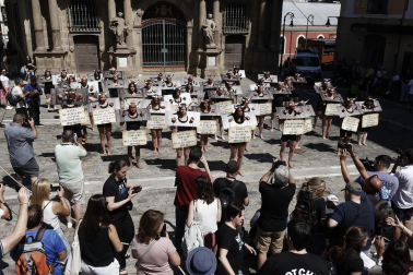 Fotos de la protesta de las organizaciones animalistas PETA y AnimaNaturalis en contra de la tauromaquia.
