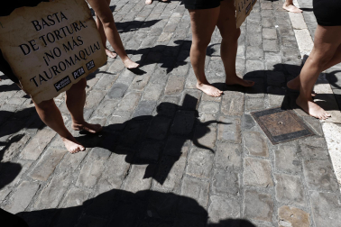 Fotos de la protesta de las organizaciones animalistas PETA y AnimaNaturalis en contra de la tauromaquia.