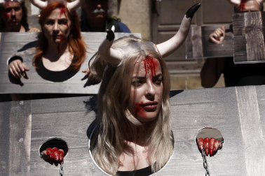 Fotos de la protesta de las organizaciones animalistas PETA y AnimaNaturalis en contra de la tauromaquia.