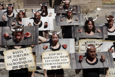 Fotos de la protesta de las organizaciones animalistas PETA y AnimaNaturalis en contra de la tauromaquia.