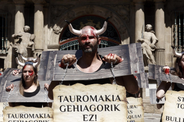 Fotos de la protesta de las organizaciones animalistas PETA y AnimaNaturalis en contra de la tauromaquia.