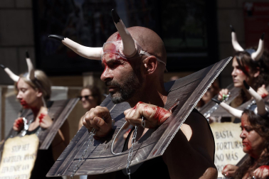 Fotos de la protesta de las organizaciones animalistas PETA y AnimaNaturalis en contra de la tauromaquia.