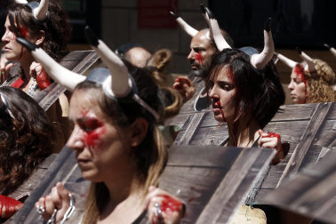 Fotos de la protesta de las organizaciones animalistas PETA y AnimaNaturalis en contra de la tauromaquia.