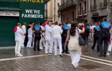 Los agentes despejan la plaza Consistorial para montar los filtros de acceso