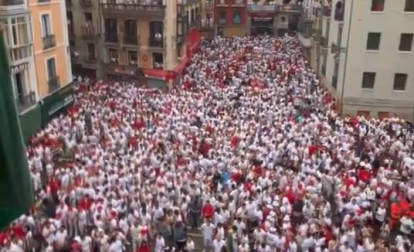 Así está la plaza Consistorial hora y media antes del chupinazo