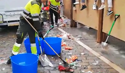 Operarios de limpieza recogen la Plaza Consistorial tras el chupinazo