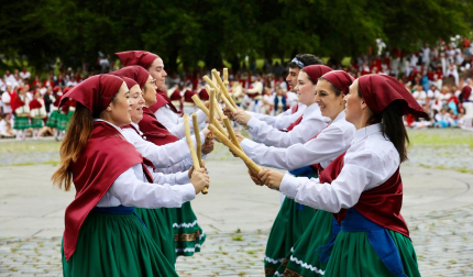 Fotos del festival folclórico en la Plaza de los Fueros el 6 de julio