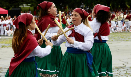 Fotos del festival folclórico en la Plaza de los Fueros el 6 de julio
