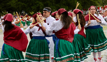 Fotos del festival folclórico en la Plaza de los Fueros el 6 de julio