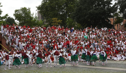 Fotos del festival folclórico en la Plaza de los Fueros el 6 de julio