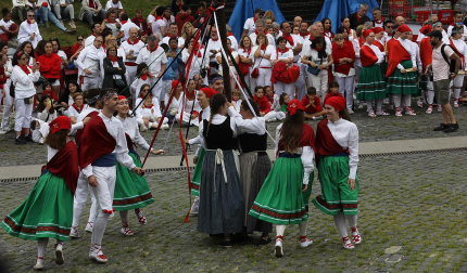 Fotos del festival folclórico en la Plaza de los Fueros el 6 de julio
