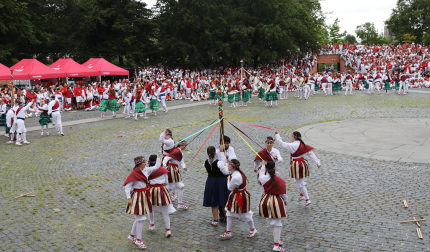 Fotos del festival folclórico en la Plaza de los Fueros el 6 de julio