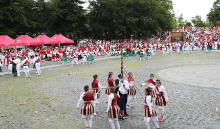 Fotos del festival folclórico en la Plaza de los Fueros el 6 de julio