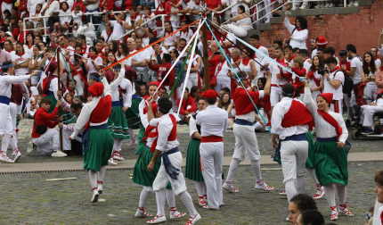 Fotos del festival folclórico en la Plaza de los Fueros el 6 de julio
