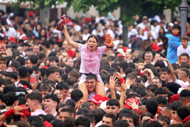 Fotos del chupinazo 2024 de San Fermín en la plaza del Castillo.