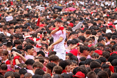 Fotos del chupinazo 2024 de San Fermín en la plaza del Castillo.