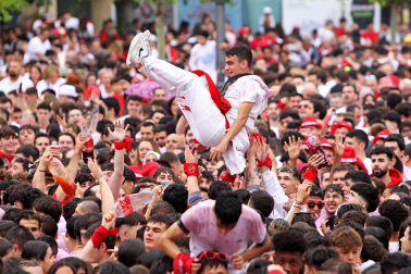 Fotos del chupinazo 2024 de San Fermín en la plaza del Castillo.