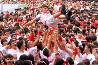 Fotos del chupinazo 2024 de San Fermín en la plaza del Castillo.