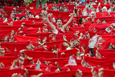 Fotos del chupinazo 2024 de San Fermín en la plaza del Castillo.