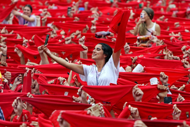Fotos del chupinazo 2024 de San Fermín en la plaza del Castillo.