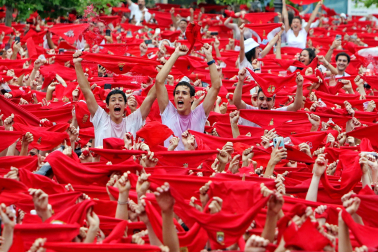 Fotos del chupinazo 2024 de San Fermín en la plaza del Castillo.