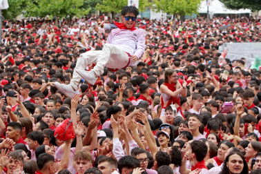 Fotos del chupinazo 2024 de San Fermín en la plaza del Castillo.