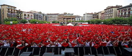 Fotos del chupinazo 2024 de San Fermín en la plaza del Castillo.