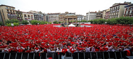 Fotos del chupinazo 2024 de San Fermín en la plaza del Castillo.
