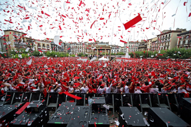 Fotos del chupinazo 2024 de San Fermín en la plaza del Castillo.