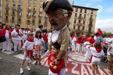 Salida de la Comparsa de Gigantes y Cabezudos este 6 de julio.