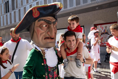 Salida de la Comparsa de Gigantes y Cabezudos este 6 de julio.