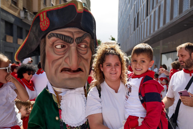 Salida de la Comparsa de Gigantes y Cabezudos este 6 de julio.