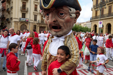 Salida de la Comparsa de Gigantes y Cabezudos este 6 de julio.