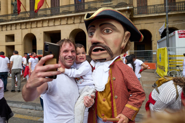 Salida de la Comparsa de Gigantes y Cabezudos este 6 de julio.
