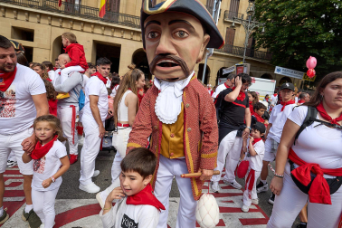 Salida de la Comparsa de Gigantes y Cabezudos este 6 de julio.