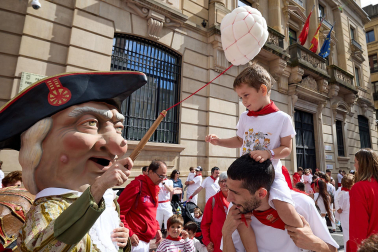 Salida de la Comparsa de Gigantes y Cabezudos este 6 de julio.
