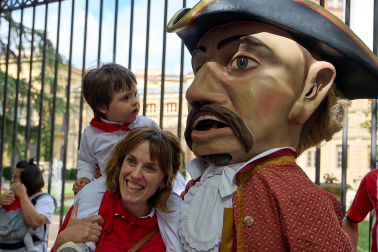 Salida de la Comparsa de Gigantes y Cabezudos este 6 de julio.