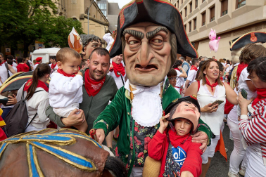 Salida de la Comparsa de Gigantes y Cabezudos este 6 de julio.