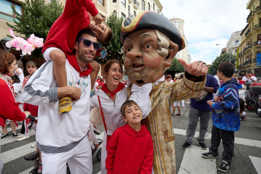Salida de la Comparsa de Gigantes y Cabezudos este 6 de julio.