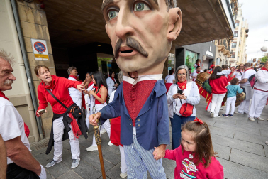 Salida de la Comparsa de Gigantes y Cabezudos este 6 de julio.