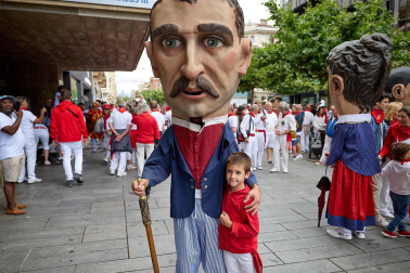 Salida de la Comparsa de Gigantes y Cabezudos este 6 de julio.
