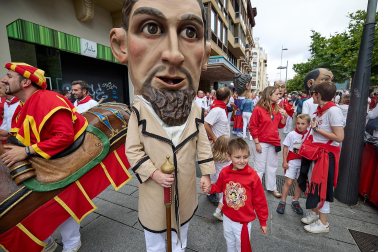 Salida de la Comparsa de Gigantes y Cabezudos este 6 de julio.
