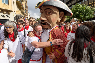 Salida de la Comparsa de Gigantes y Cabezudos este 6 de julio.