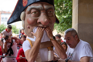 Salida de la Comparsa de Gigantes y Cabezudos este 6 de julio.
