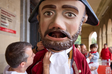 Salida de la Comparsa de Gigantes y Cabezudos este 6 de julio.