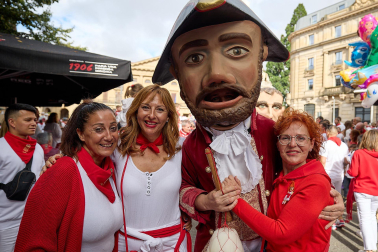 Salida de la Comparsa de Gigantes y Cabezudos este 6 de julio.