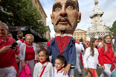 Salida de la Comparsa de Gigantes y Cabezudos este 6 de julio.